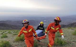Equipe de resgate no local onde maratonistas morreram na China, em 22 de maio de 2021. (Foto: Cnsphoto via Reuters).