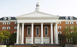 A placa homenageia os missionários Jim Elliot, Ed McCully, Nate Saint, Roger Youderian e Pete Fleming, mortos em 1956, pelo povo Huaorani no Equador. (Foto: RNS/Wheaton College Virtual Tour Screengrab).