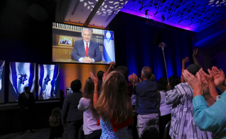 O Primeiro Ministro de Israel Netanyahu discursa em uma cúpula dos Cristãos Unidos por Israel em Washington, em julho de 2018. (Foto: Twitter/Reprodução).