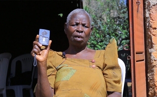Noeline Namanda evangeliza e implanta igrejas em Uganda através da Bíblia em áudio portátil que ganhou do ministério MegaVoive. (Foto: Uganda Christian News).