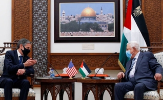 Secretário de Estado dos EUA, Antony Blinken (esquerda) e o presidente da Autoridade Palestina, Mahmoud Abbas, em conversa durante o encontro em Ramallah, na Cisjordânia, em 25 de maio. (Foto: Majdi Mohammed/Reuters)