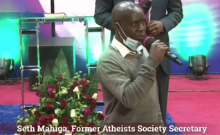 O ex-ateu Seth Mahiga testemunhou sua conversão ao Evangelho em culto numa igreja evangélica. (Foto: Reprodução/Facebook Elevate Quênia).