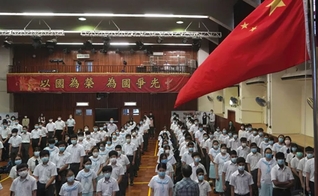 Alunos participam de uma cerimônia de hasteamento da bandeira, no Dia da Educação para a Segurança Nacional, numa escola em Hong Kong, 15 de abril de 2021. (Foto: AP Photo/Kin Cheung)