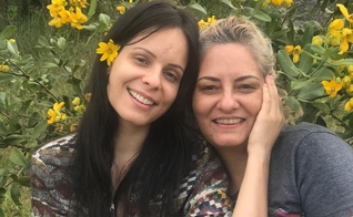 Marcela Taís ao lado de sua mãe, Sidnéia Munhoz. (Foto: Marcela Taís/Instagram)