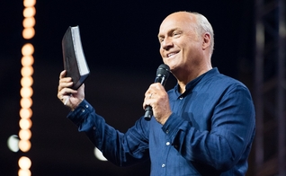 Greg Laurie é pastor sênior da Harvest Christian Fellowship, na Califórnia. (Foto: Greg Laurie/Facebook)