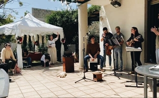 A Congregação Beit Asaph se dividiu em pequenos grupos, realizando cultos nas casas. (Foto: FIRM).