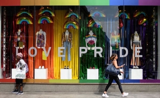 Vitrine de uma loja de roupas em 4 de julho de 2018, antes do evento “Pride London”. (Foto: Leon Neal/Getty Images)