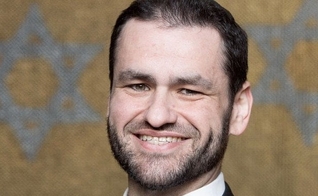 Zsolt Balla, rabino ortodoxo húngaro, que atualmente serve na Sinagoga de Leipzig. (Foto: Reprodução / MDR)