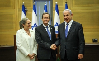 O presidente eleito, Isaac Herzog, e sua esposa Michal, com o primeiro-ministro Benjamin Netanyahu. (Foto: Noam Moskovitz/Knesset)