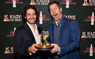 O diretor Dallas Jenkins e o ator Jonathan Roumie de “The Chosen” na cerimônia de premiação do K-Love Fan Awards. (Foto: Jason Davis/Getty Images).