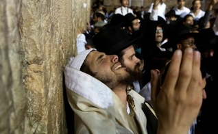 Judeu em momento de oração no Muro das Lamentações, em Jerusalém. (Foto: Reuters)