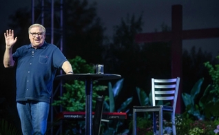 Pastor Rick Warren fala durante um culto de Páscoa ao ar livre, na Igreja Saddleback, em 1º de abril de 2021. (Foto: Jeff Antenore)