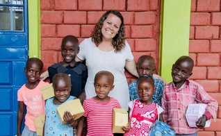 Becky Murry fundou a organização missionária “One by One” para levar esperança a crianças em extrema pobreza. (Foto: Reprodução/Instagram).