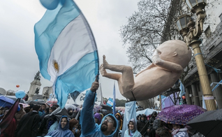 Manifestantes antiaborto fazem protesto em frente ao Congresso Nacional da Argentina, em Buenos Aires, em 2020. (Foto: Alberto Raggio/AFP/JC).