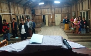 Cristãos durante culto em pequena vila de Mianmar. (Foto: Asaph / Arquivo pessoal)