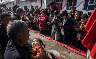 Depois de anos sendo perseguidos pelo governo comunista chinês, 60 membros da Igreja Reformada Santa fugiram para a Coréia do Sul. (Foto: Kevin Frayer/Getty Images).