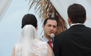 O pastor e palestrante Klauber Maia, realiza cerimônia de casamento. (Foto: Reprodução/Facebook). 