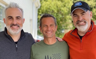 O ator Kirk Cameron entre os irmãos cineastas Alex e Stephen Kendrick. (Foto: Reprodução/Instagram Alex Kendrick)