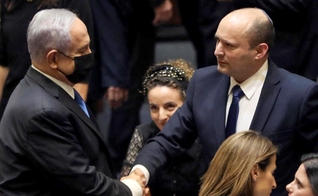 Benjamin Netanyahu e Naftali Bennett apertam as mãos após votação no Knesset. (Foto: Reuters/Ronen Zvulun)