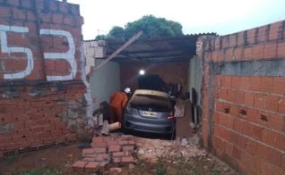 Carro invade a casa no Distrito Federal. (Foto: Reprodução / CBMDF)