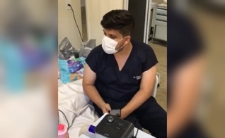 O médico Matheus Rocha cantou “aleluia” para paciente com Covid-19, antes dela falecer. (Foto: Reprodução/Instagram).