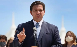 Ron DeSantis, governador da Flórida, EUA e autor da nova lei sobre o “minuto de silêncio”. (Foto: Getty Images/Joe Raedle)