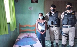 Policiais entregaram a cama para Micaely após a carta. (Foto: Polícia Militar/Divulgação)