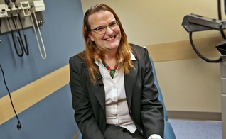 Laura Bethany Buchleiter, que se identifica como mulher, foi ordenada como “pastor transgênero” por uma congregação batista de Indiana. (Foto: Kelly Wilkinson/Indystar)