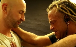 Homem se entrega a Jesus após oração de Todd White. (Foto: Reprodução / YouTube)