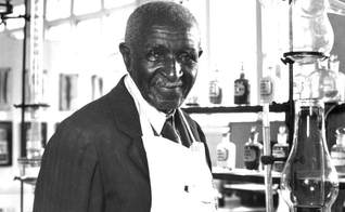 George Washington Carver no Instituto Tuskegee. (Foto: Reprodução / Britannica)