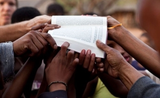 Em nosso tempo, aproximadamente 6,8 bilhões de pessoas já tiveram acesso à Bíblia, em todo o mundo. (Foto: Wycliffe Bible Translators)