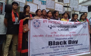 Protestantes no “Black Day” em Bangladesh, em 2016. (Foto:The Indian Express).