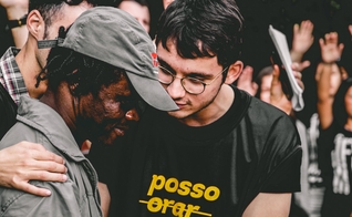 O Movimento Inconformados Rua evangeliza moradores de rua e doa cobertores e refeições toda a semana em Canoas (RS). (Foto: Inconformados Moviment).