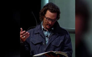 Matthew McConaughey durante leitura bíblica em sua igreja. (Foto: Reprodução / GodUp)