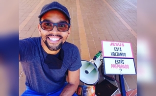 Wanderson Campos evangeliza com um megafone e uma placa “Jesus está voltando” nas ruas de Cuiabá (MT). (Foto: Arquivo pessoal).