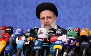 Presidente eleito do Irã, Ebrahim Raisi, durante entrevista coletiva em Teerã, 21 de junho de 2021. (Foto: Majid Asgaripour/West Asia News Agency/via Reuters)