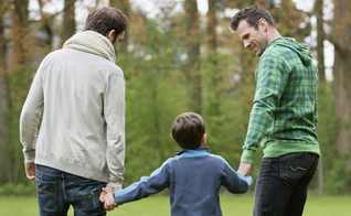 Agência americana de adoção rejeita casais gays como possíveis pais e mães adotivos. (Foto Representativa: Getty Images/ONOKY/Eric Audras)