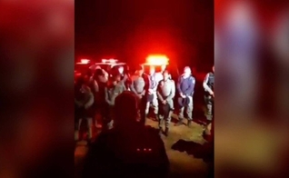 Os policiais durante a oração, em Goiás. (Foto: Reprodução / Instagram)