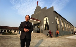 Chang Wong se surpreendeu ao encontrar sua pequena congregação transformada numa grande igreja, após 18 anos. (Foto: Bible Society).