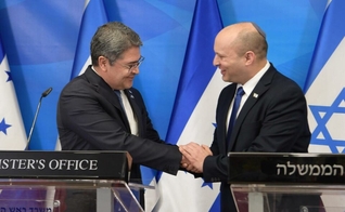 O primeiro-ministro Naftali Bennett e o presidente de Honduras, Juan Orlando Hernández, em Jerusalém. (Foto: Amos Ben Gershom/GPO)