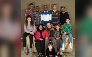 Jim Morris com sua esposa e parte dos filhos adotivos. (Foto: Reprodução / AG News)