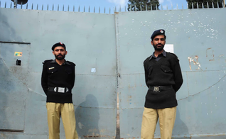 Policiais montam guarda do lado de fora de um presídio em Rawalpindi, no Paquistão. (Foto: AFP/Farooq Naeem)