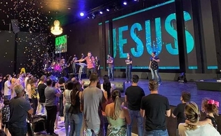 Culto na igreja Cabana Church, em São José do Rio Preto. (Foto: Reprodução / Facebook)