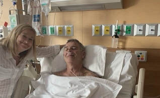 Mike e sua esposa no hospital, durante a recuperação dele após afogamento no México. (Foto: Reprodução / GOD TV)