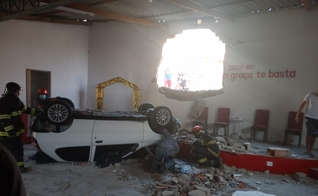 Carro destruiu parte de igreja em Votorantim. (Foto: Arquivo pessoal).