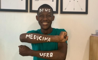 Matheus de Araújo superou suas dificuldades e realizou o sonho de ser aprovado em Medicina. (Foto: Arquivo pessoal).