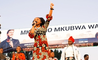 Roselyne Ayeola pregou em uma cruzada evangelística promovida pela Cristo para todas as Nações (CfaN) na África. (Foto: Reprodução/Facebook).