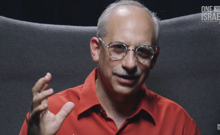 Steven foi nascido e criado em uma família judia nos EUA. (Foto: YouTube/One For Israel)