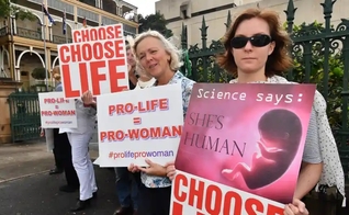 Manifestantes pró-vida do lado de fora da Casa do Parlamento em Brisbane. (Foto: Darren England / AAP)
