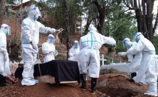 Voluntários enterram o corpo de vítima de Covid em Tonzang, Estado de Chin, em 3 de junho. (Foto: Reprodução / Tonzang Awging)